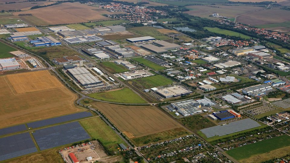 Das Foto zeigt eine Luftansicht des Gewerbegebietes „Erfurter Kreuz“